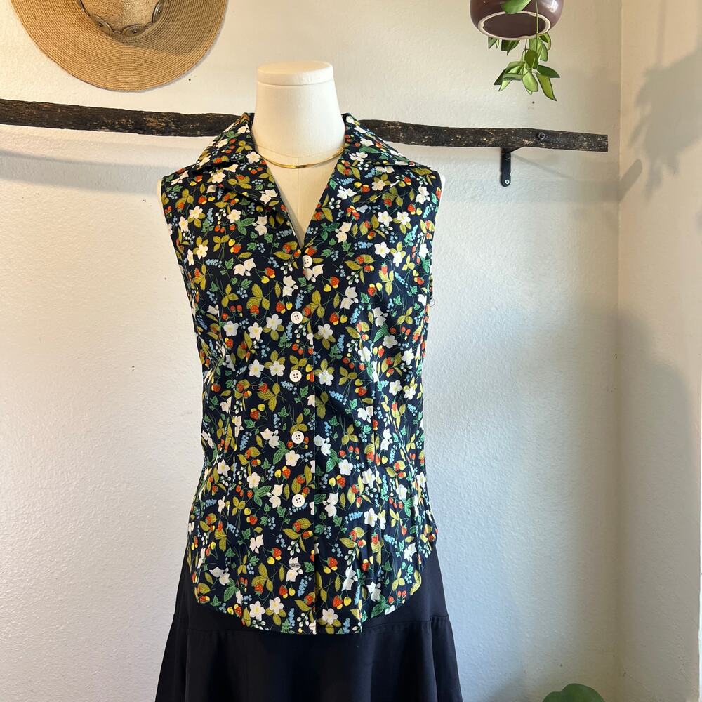 Unique Vintage Strawberry Cotton Print Sleeveless Button Down Blouse Size M